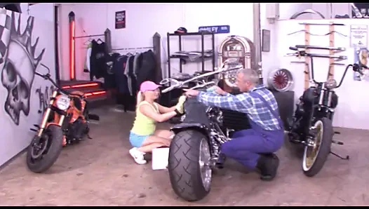 Seksi Alman sarışın iki azgın olgun adam tarafından sikiliyor