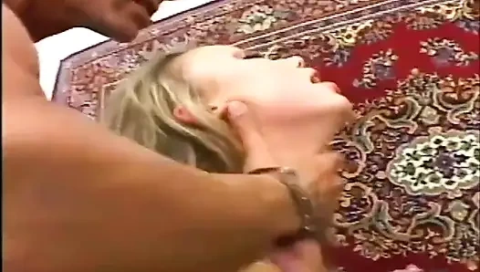 Uzun bacaklı Maya Hills tam bir yarak sürtüğü, sert büyük yarak emiyor