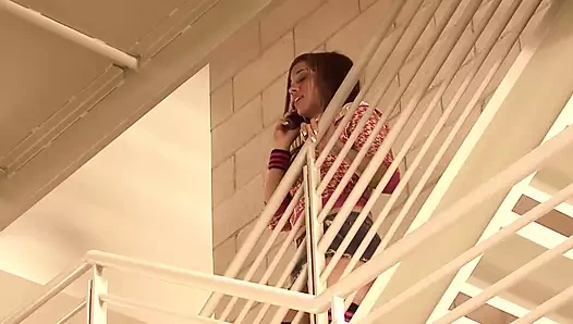 Pembe çoraplı genç kız sikişiyor