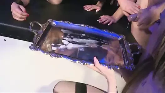 Kraliçe gümüş bir tabağın boşalmasını yiyor