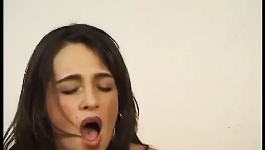 Şanslı adam onu sikmeden önce şehvetli bir esmer tarafından uzun aletini emdiriyor