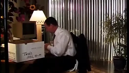 Azgın patron genç kızıl saçlı kızı sikmeyi seviyor.