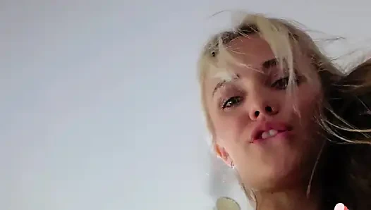 Tıraşlı sarışın yakın plan