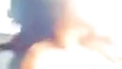 Nenas se divierten en su auto