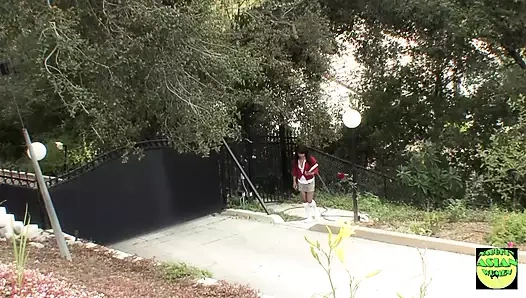 Şanslı bir adam domaltmalı sahnede yaramaz sıska bir meleğin küçük göğüslerinden zevk alıyor