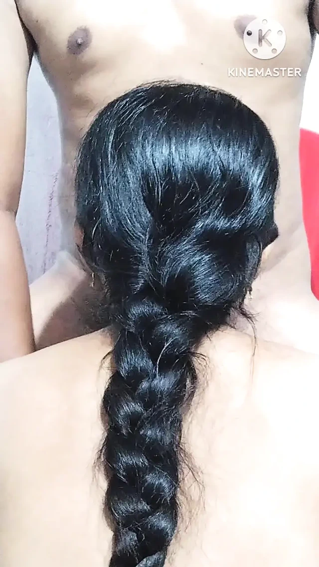 Hintli kız odada yalnız .erkek arkadaşını arıyor ve sikiliyor