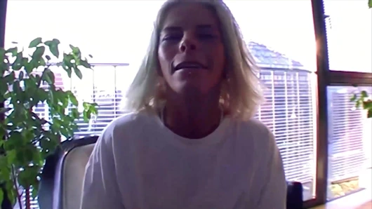 Almanya'dan dövmeli sarışın kadın bakış açısıyla bir yarağı memnun ediyor