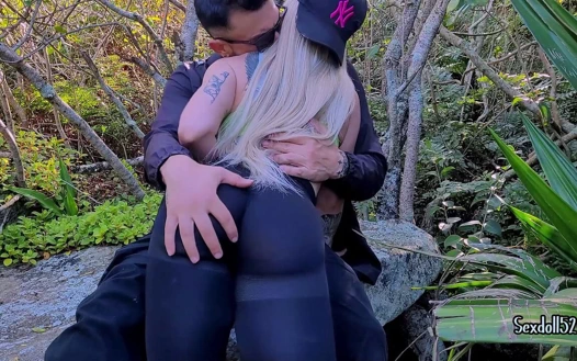 Sürtük açık havada bir yabancı için gırtlağına kadar sakso çekiyor!