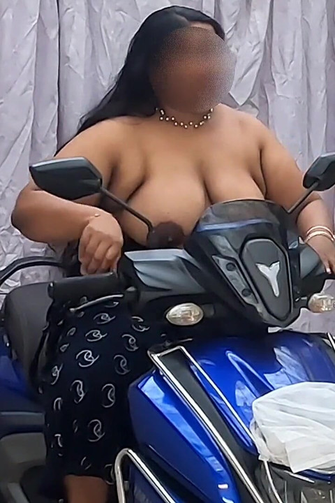 Mallu ev hanımı scooter'da çıplak fotoğraf çekimi. Seksi mallu kız kamera için soyunuyor.