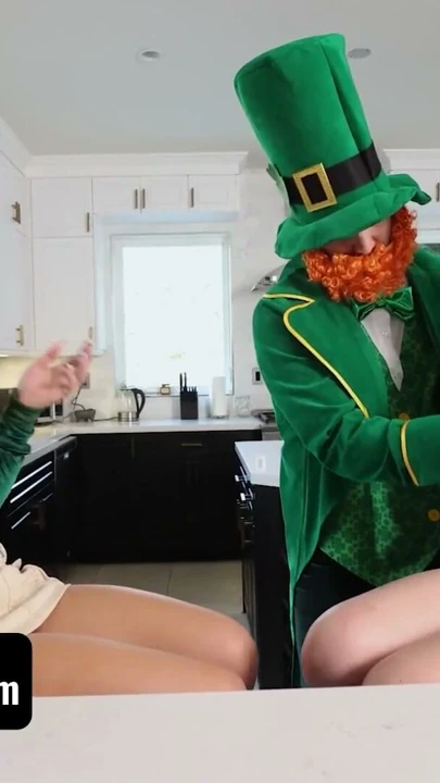 Green Octavia Red ve Emma Bugg'daki sevimli gençler Saint Patrick'in gününde sikiliyor - freeuse fantasy | Klip 3