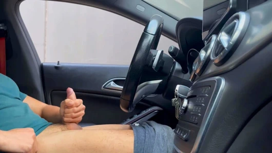 Bir kız bir oğlanı arabada herkesin içinde mastürbasyon yaparken yakaladı ve boşalmasını bitirmesine yardım ediyor