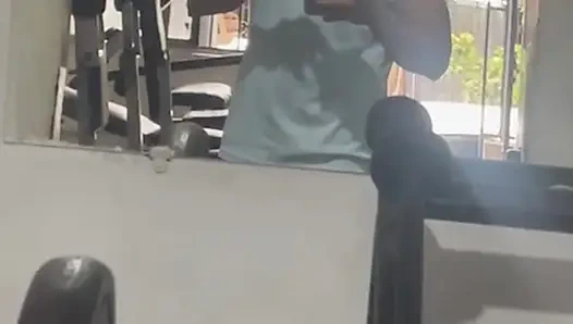 Komşu eve geliyor ve kimse yok