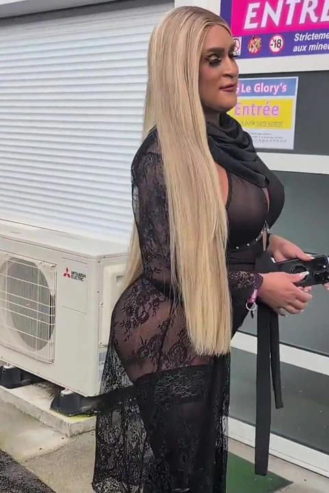 Bu Brezilyalı Trans Orospu Için 20 Adamla Bir Libertine Kulübünde Toplu Seks