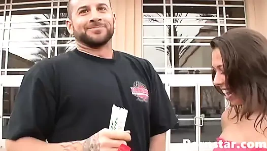 Ateşli Rachel Starr döllenmek için büyük yarağa biniyor