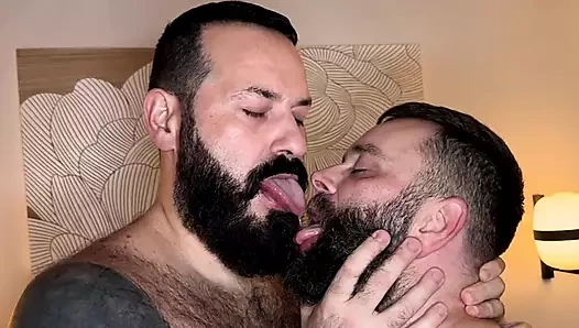 Mountain Bears prezervatifsiz sikişiyor