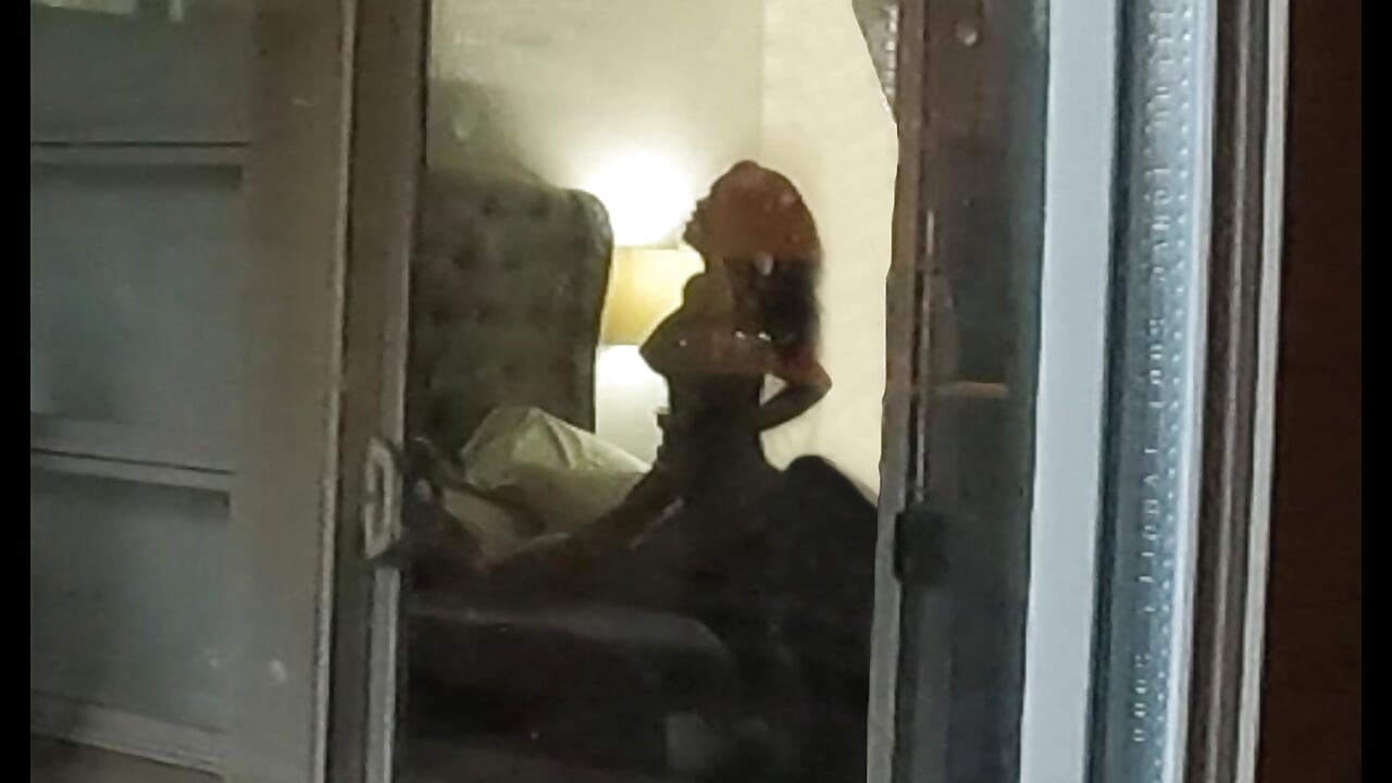 Komşularımızın görmesi için pencerede sikişiyoruz