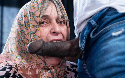 Çirkin başörtüsü nine sert büyük zenci yarağı götünü esnetiyor