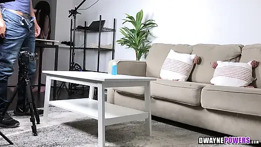 Siyah kız zenci yarak fotoğrafçısı üzerinde elle muamele çekiyor
