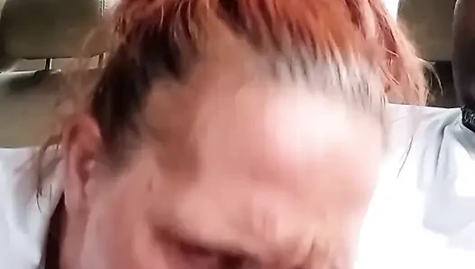 Sokak fahişesi arabada oral seks yapıyor. Ağıza boşalma