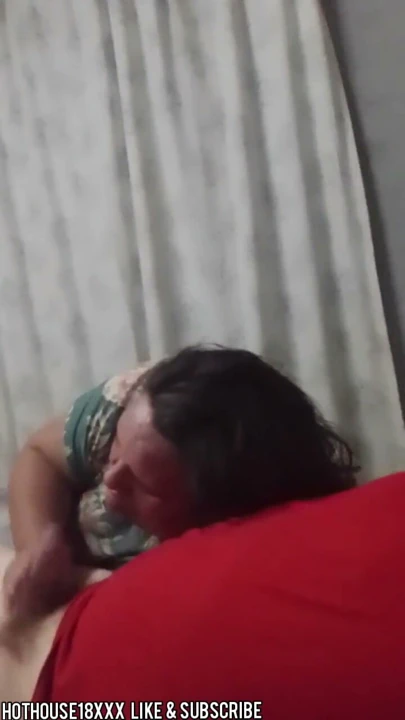 Ateşli üvey anne üvey oğlunun yarağını emiyor (çok ateşli oral seks videosu) | Klip 2