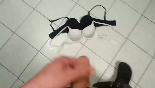 Auf die BHs meiner Frau gespritzt