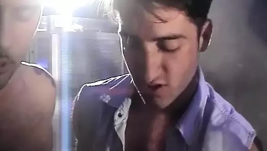 Bu azgın adamlar birbirlerini nasıl memnun etmeyi biliyor