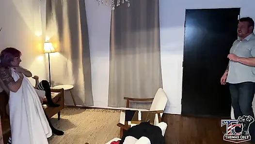 Fahişe film gecesi çifte rezervasyon yaptıran Airbnb misafiri tarafından yarıda kesiliyor