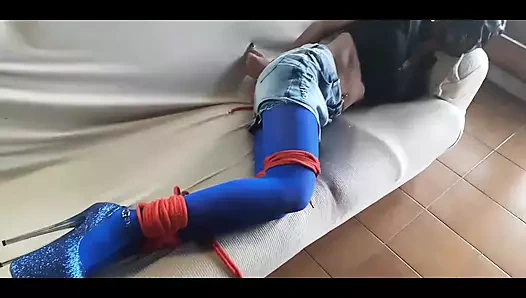 Orta yaşlı seksi kadının ağzından ve amından sikilmesinin müzik videosu