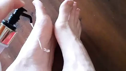 Çıplak ayaklarıma losyon sürmek