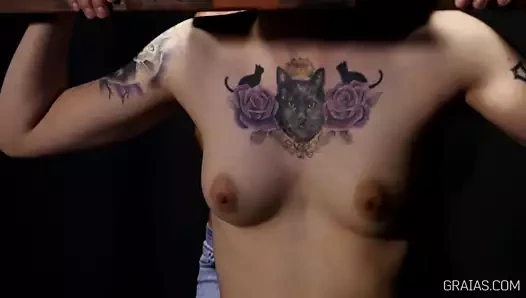 Kıza hak ettiği gibi davranılıyor