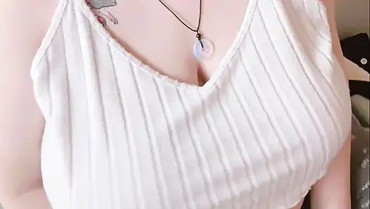 Özel: Sen oyun oynarken dev göğüslerimi sana teşhir ediyor