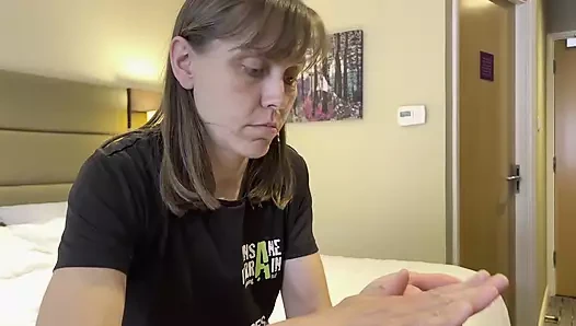 Seksi bacaklarıma losyon sürüyorum