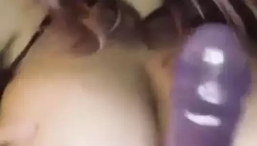 İri göğüsler bbw göğüsleri arasında yapay penis almak ve emmek!