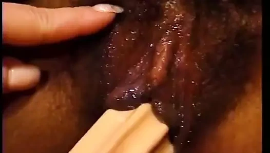 Dört sevimli zenci ateşli kız zaman kaybetmiyor ve hapishane koğuşunda Sapphic oyunlarının tadını çıkarıyor