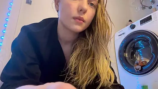 Baş aşağı mastürbasyon ve amcığı parmakla