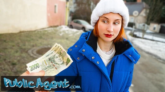 Bakış açısıyla bir yabancının önünde gergin bir şekilde kıyafetlerini çıkarıyor - public agent