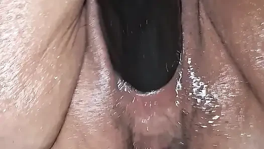 Annenin amının derinliklerinde kalın dildo içlerini yeniden düzenliyor