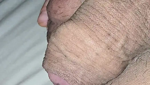 Üvey anne üvey oğluna büyük sert taşaklar alıyor ve onlarla oynuyor