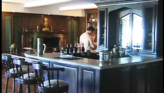 Tatlı güzel sarışın oturma odasında bir sikme alır