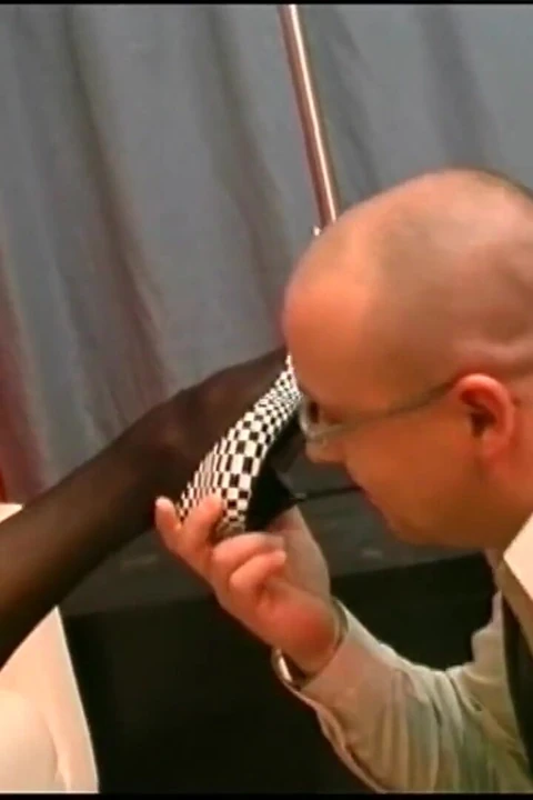 Первый раз с действительно возбужденной свиньей для молодой сучки