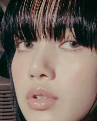 Koreli ünlü lisa vogue kore için