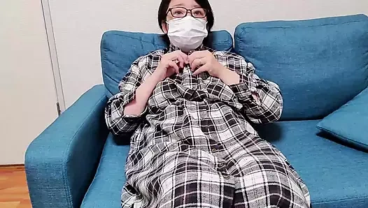 Sapık ev hanımı amını gösteriyor ve kanepede mastürbasyon yapıyor