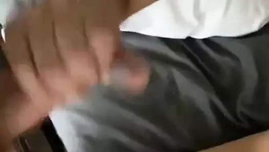 Sıska kız arkadaş iki kez boşalana kadar dağınık sakso çekiyor