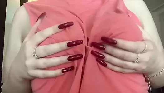 Sevimli göğüslerimi seviyorum, bu yüzden her gün sıkıyorum. ıslanmışım