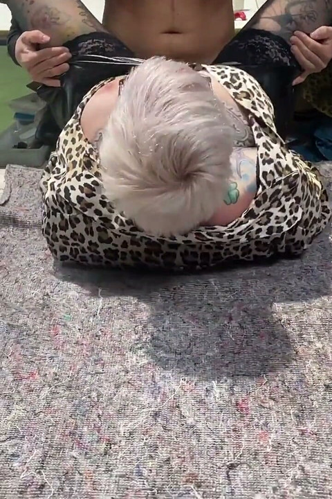 Azgın patron işyerdeki çırağı sevişiyor!