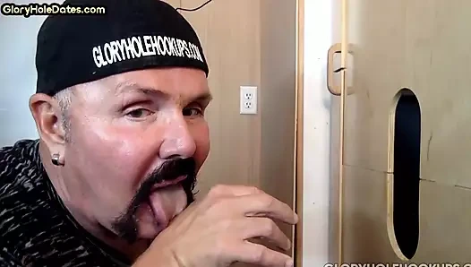 Döl yutma amatör dilf evde duvar deliğinde erkek arkadaşının yarağını emiyor