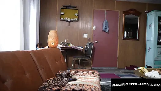 Azgın aygır - büyük kıllı yaraklı üvey guncle yüzünü siktiriyor ve