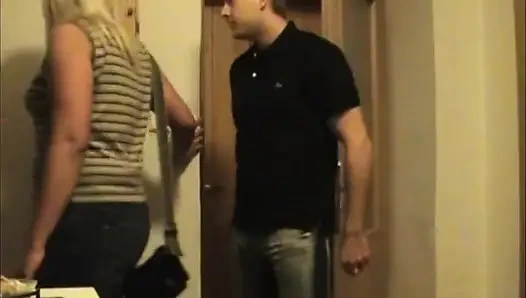 Amatör gerçek çift amcık domalma pozisyonunda sikişiyor... Yatak odasında seks