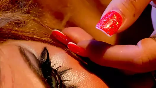 Busty esmer bir vibratör ile seksi sarışın klitoris dalga geçiyor