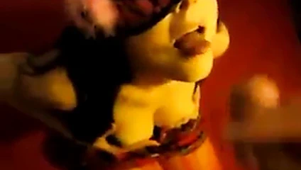 Sevimli grl bir ödül için dizlerinin üstüne çöküyor